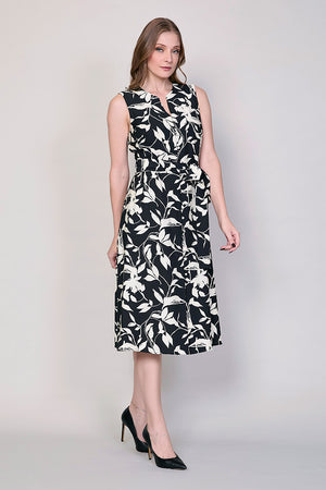Vestido negro con estampado floral blanco y cinturón