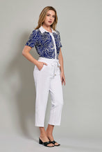 Cargar imagen en el visor de la galería, Conjunto de camisa estampada con pantalón blanco