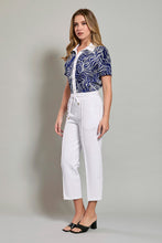 Cargar imagen en el visor de la galería, Conjunto de camisa estampada con pantalón blanco