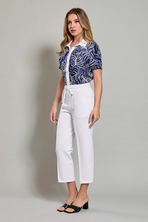 Conjunto de camisa estampada con pantalón blanco