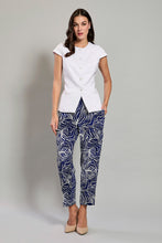 Cargar imagen en el visor de la galería, Conjunto de blusa blanca con botones y pantalón estampado