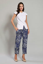 Cargar imagen en el visor de la galería, Conjunto de blusa blanca con botones y pantalón estampado
