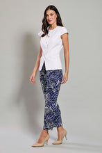 Cargar imagen en el visor de la galería, Conjunto de blusa blanca con botones y pantalón estampado