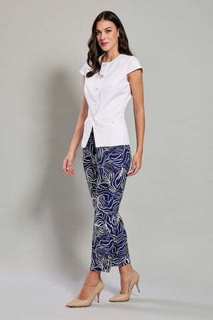 Conjunto de blusa blanca con botones y pantalón estampado