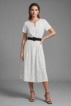 Cargar imagen en el visor de la galería, Vestido casual blanco con estampado a rayas y cinturón