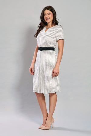 Vestido blanco rayado detalle en cuello, cinturón negro