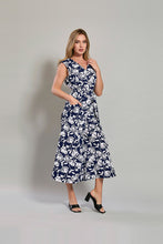 Cargar imagen en el visor de la galería, Maxivestido largo azul marino con estampado sin mangas