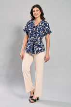 Cargar imagen en el visor de la galería, Conjunto blusa estampada con cinta y pantalón beige
