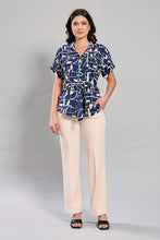 Cargar imagen en el visor de la galería, Conjunto blusa estampada con cinta y pantalón beige