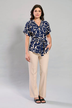 Conjunto blusa estampada con cinta y pantalón beige