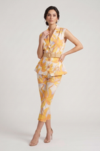 Cargar imagen en el visor de la galería, Conjunto casual con chaleco y pantalón corto color amarillo