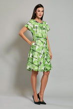 Cargar imagen en el visor de la galería, Vestido midi manga corta color verde con cinturón
