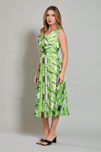 Cargar imagen en el visor de la galería, Vestido casual drapeado sin manga color verde con cinturón