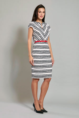 Vestido blanco con rayas negras y cinturón rojo