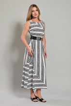 Cargar imagen en el visor de la galería, Maxivestido blanco con rayas negras y cinturón negro