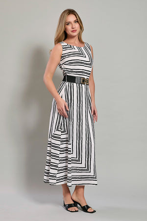 Maxivestido blanco con rayas negras y cinturón negro