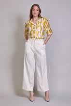 Cargar imagen en el visor de la galería, Conjunto de blusa estampada manga 3/4 con pantalón blanco