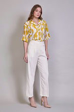 Cargar imagen en el visor de la galería, Conjunto de blusa estampada manga 3/4 con pantalón blanco