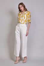 Cargar imagen en el visor de la galería, Conjunto de blusa estampada manga 3/4 con pantalón blanco