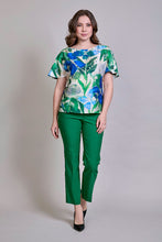 Cargar imagen en el visor de la galería, Conjunto de pantalón verde y blusa floral azul