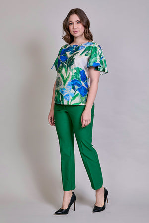 Conjunto de pantalón verde y blusa floral azul