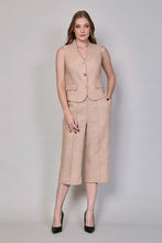 Cargar imagen en el visor de la galería, Conjunto casual color beige de chaleco con pantalón corto
