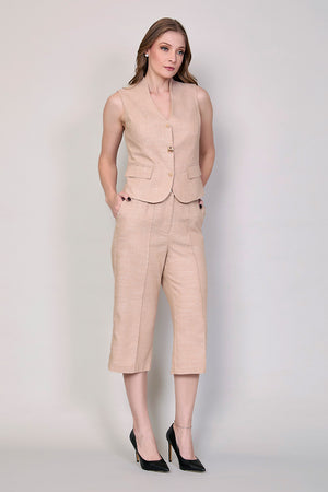 Conjunto casual color beige de chaleco con pantalón corto