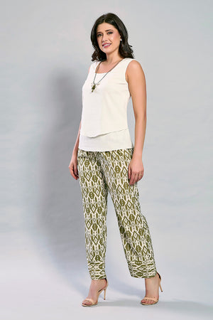 Conjunto de blusa blanca sin manga y pantalón estampado