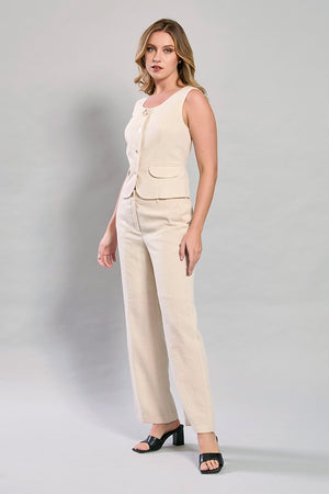 Conjunto de chaleco a botones y pantalón color beige