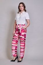 Cargar imagen en el visor de la galería, Conjunto de camisa blanca con pantalón estampado color rosa