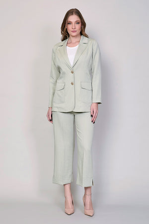 Conjunto de saco y pantalón color verde con blusa