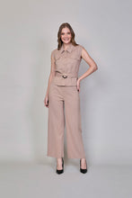 Cargar imagen en el visor de la galería, Conjunto de camisa y pantalón color beige con cinturón
