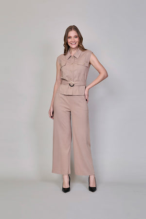 Conjunto de camisa y pantalón color beige con cinturón
