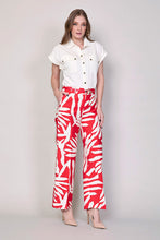 Cargar imagen en el visor de la galería, Conjunto casual de camisa blanca con pantalón estampado