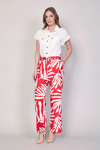 Cargar imagen en el visor de la galería, Conjunto casual de camisa blanca con pantalón estampado