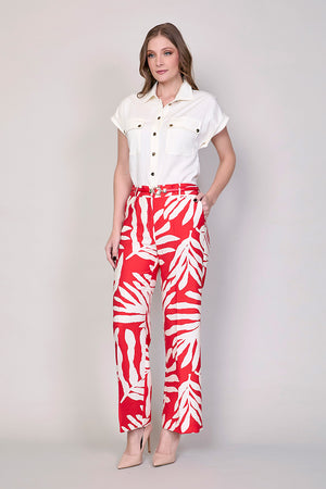 Conjunto casual de camisa blanca con pantalón estampado
