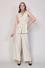 Cargar imagen en el visor de la galería, Conjunto beige de chaleco con mascada y pantalón