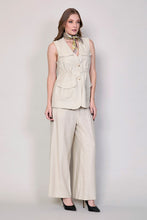 Cargar imagen en el visor de la galería, Conjunto beige de chaleco con mascada y pantalón