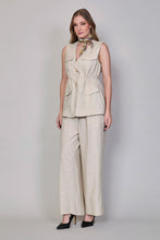Cargar imagen en el visor de la galería, Conjunto beige de chaleco con mascada y pantalón