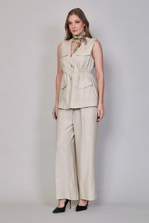 Conjunto beige de chaleco con mascada y pantalón