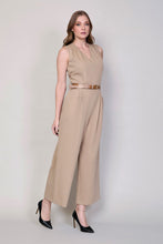 Cargar imagen en el visor de la galería, Jumpsuit beige sin mangas con cinturón café