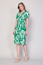Cargar imagen en el visor de la galería, Vestido verde floral manga corta cuello V con cinturón