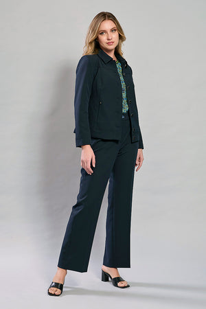 Conjunto azul marino de pantalón, saco y blusa estampada