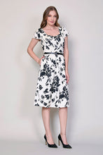 Cargar imagen en el visor de la galería, Vestido cuello cuadrado con estampado floral color blanco