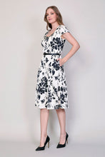 Cargar imagen en el visor de la galería, Vestido cuello cuadrado con estampado floral color blanco