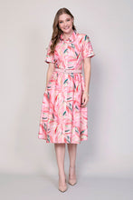 Cargar imagen en el visor de la galería, Vestido rosa estilo camisero estampado floral con cinturón