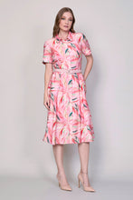 Cargar imagen en el visor de la galería, Vestido rosa estilo camisero estampado floral con cinturón