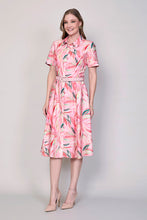 Cargar imagen en el visor de la galería, Vestido rosa estilo camisero estampado floral con cinturón