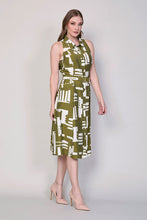 Cargar imagen en el visor de la galería, Vestido camisero sin mangas color verde con estampado