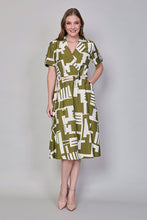 Cargar imagen en el visor de la galería, Vestido cuello v con manga color verde con estampado